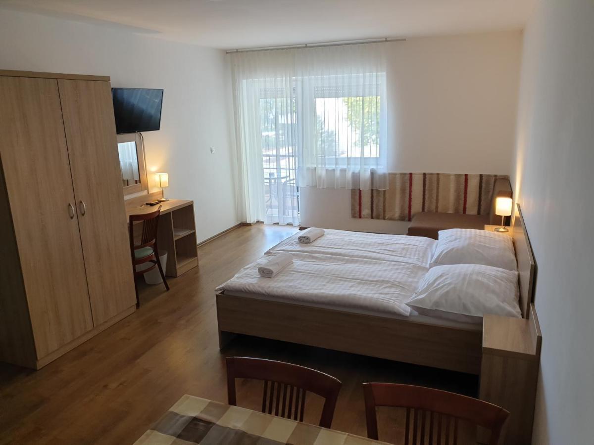 Ádám Apartmanház Siofok Ngoại thất bức ảnh