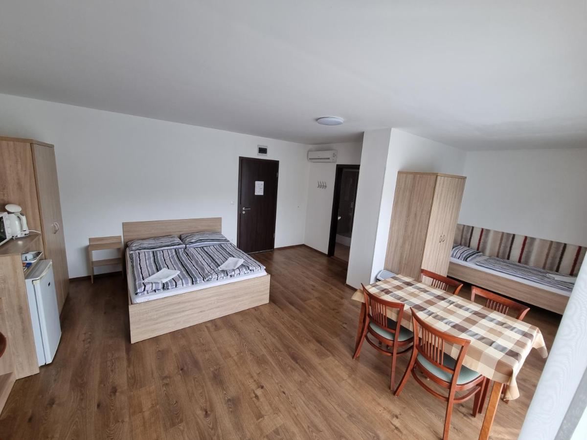 Ádám Apartmanház Siofok Phòng bức ảnh
