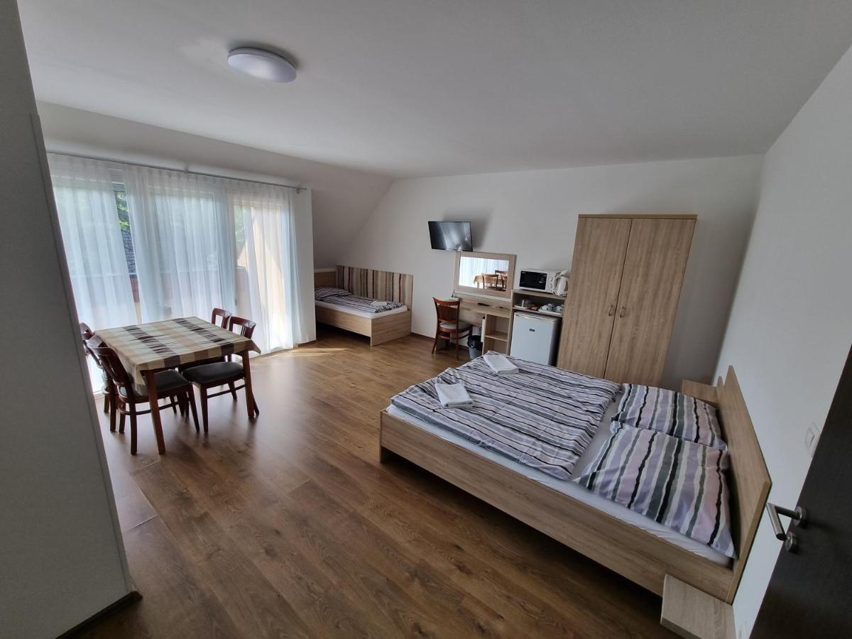 Ádám Apartmanház Siofok Ngoại thất bức ảnh