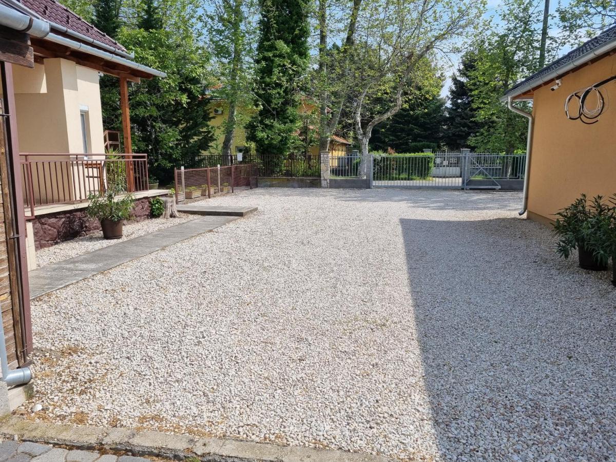 Ádám Apartmanház Siofok Ngoại thất bức ảnh
