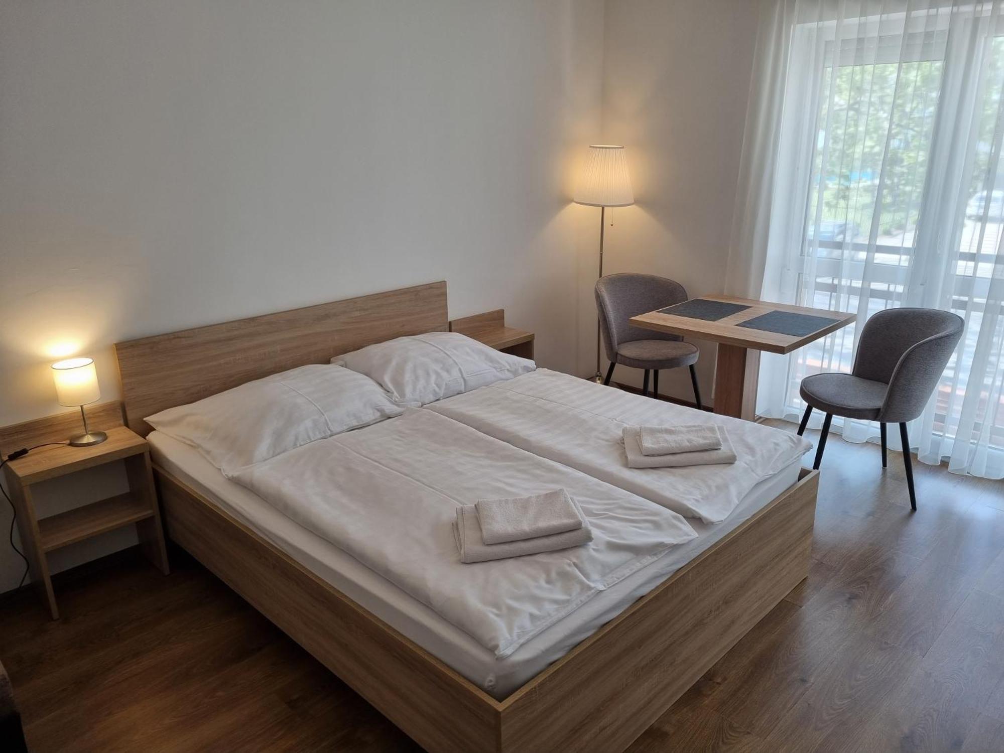 Ádám Apartmanház Siofok Phòng bức ảnh