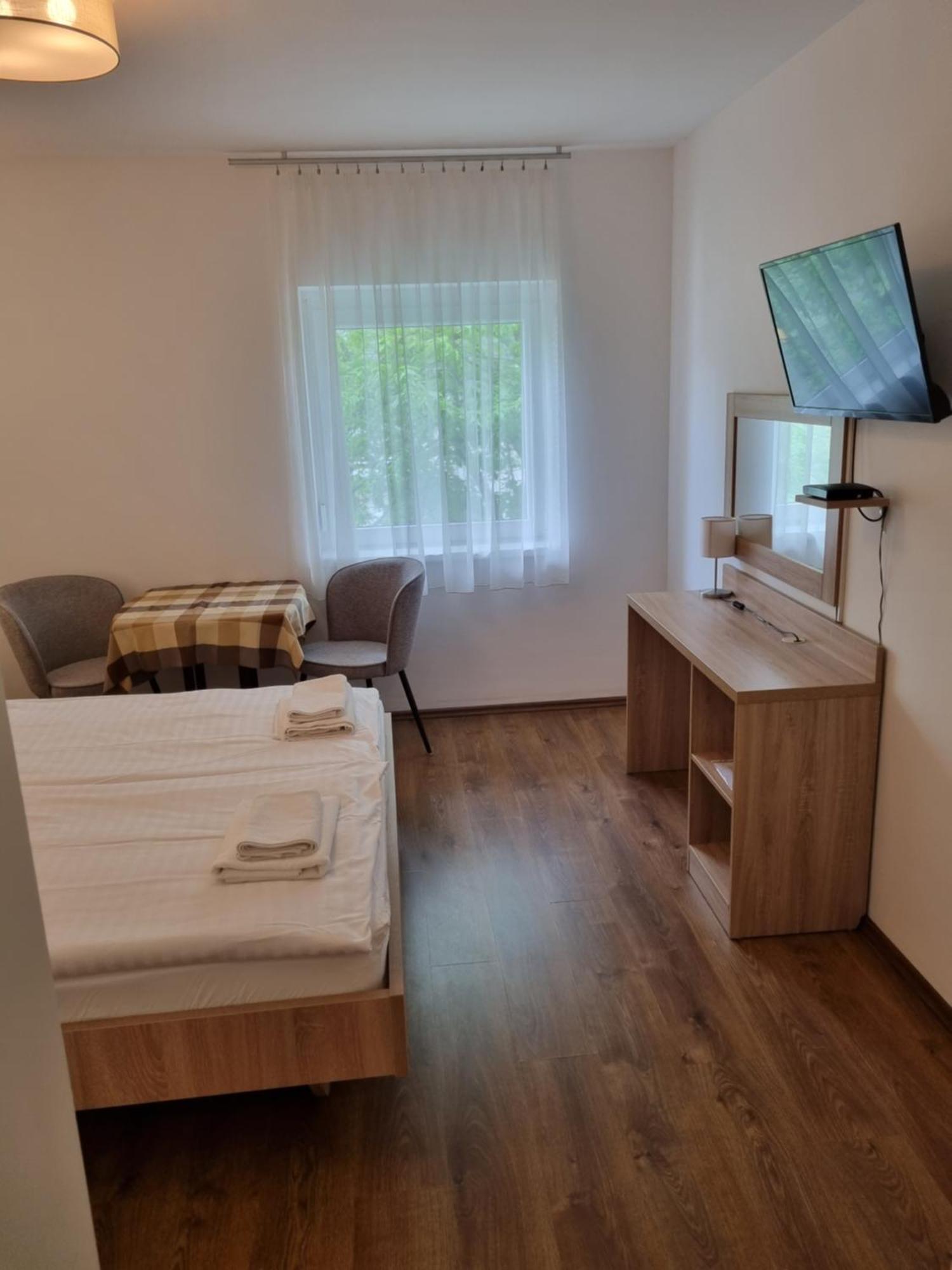 Ádám Apartmanház Siofok Phòng bức ảnh