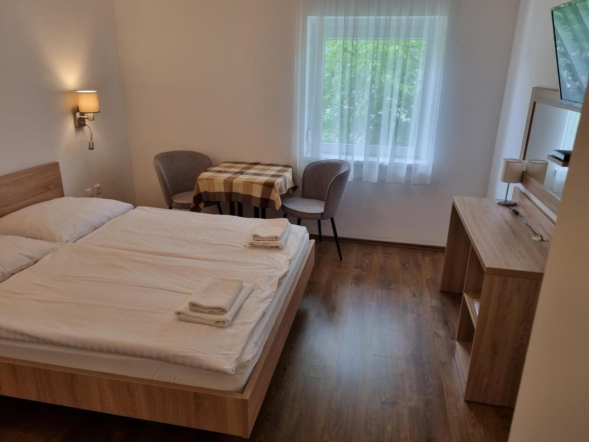 Ádám Apartmanház Siofok Phòng bức ảnh