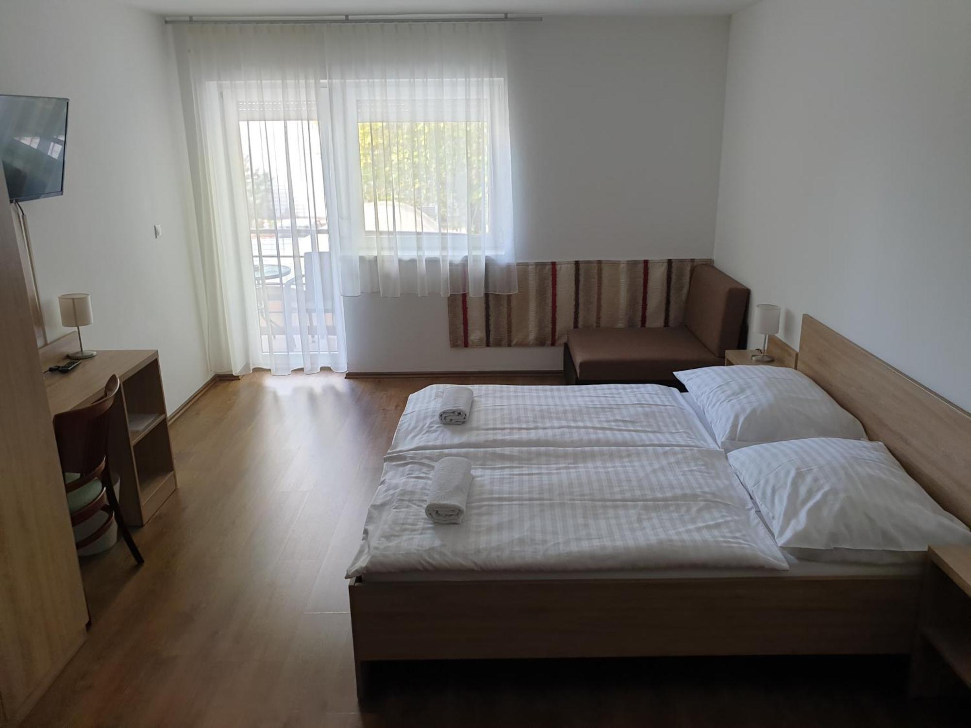 Ádám Apartmanház Siofok Phòng bức ảnh