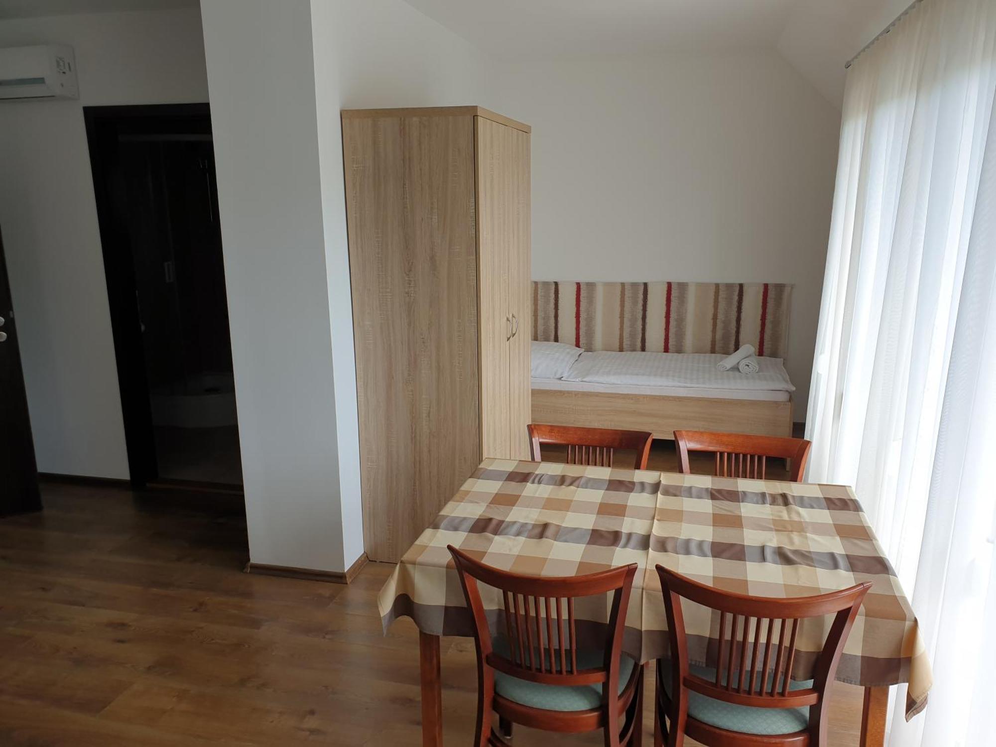 Ádám Apartmanház Siofok Phòng bức ảnh