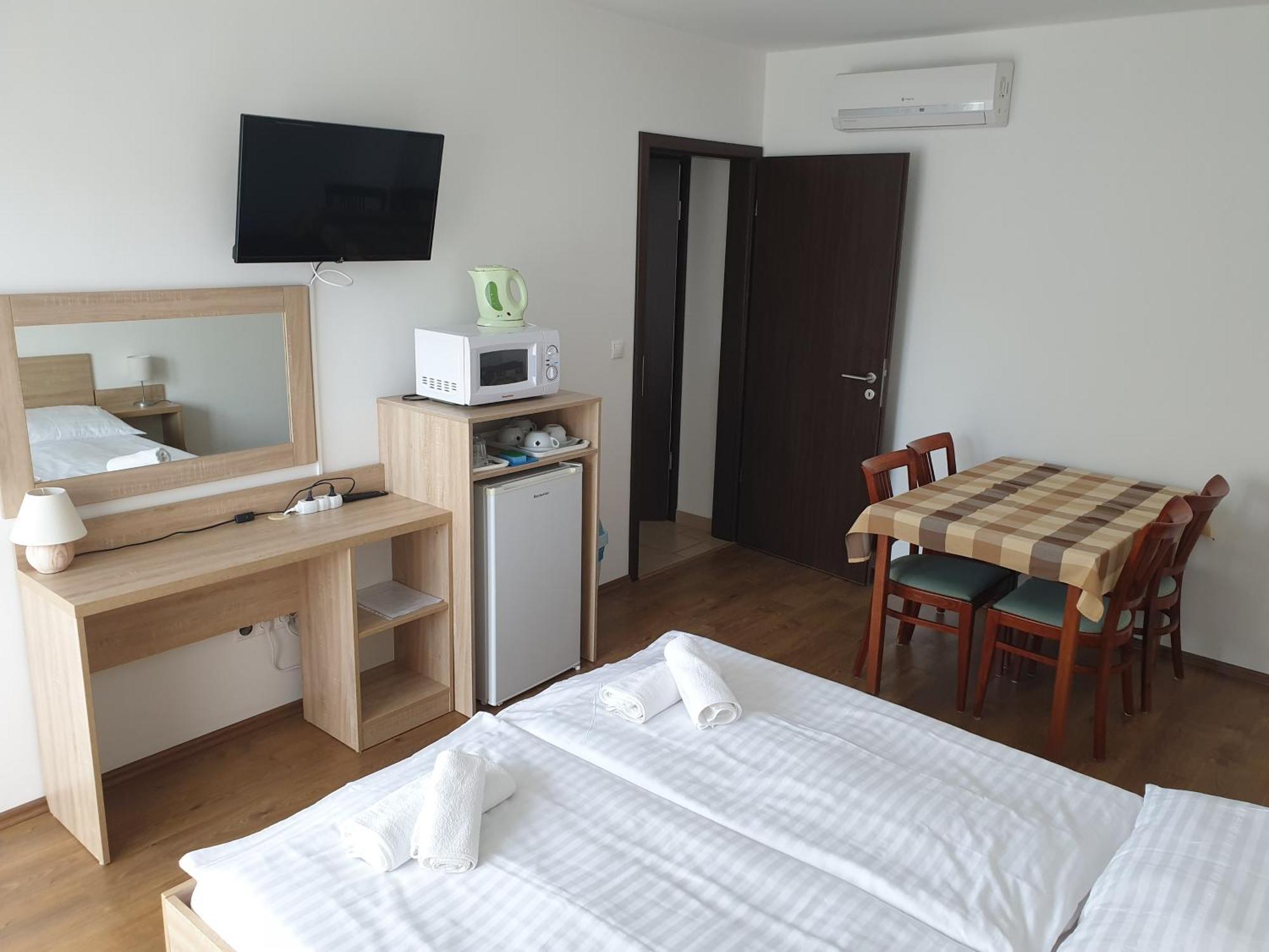 Ádám Apartmanház Siofok Phòng bức ảnh