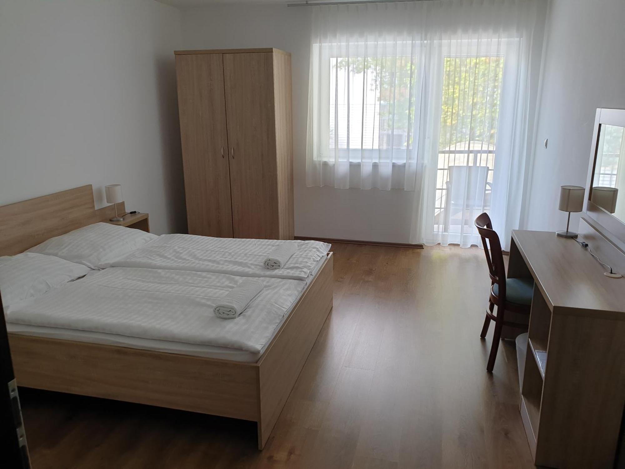 Ádám Apartmanház Siofok Phòng bức ảnh