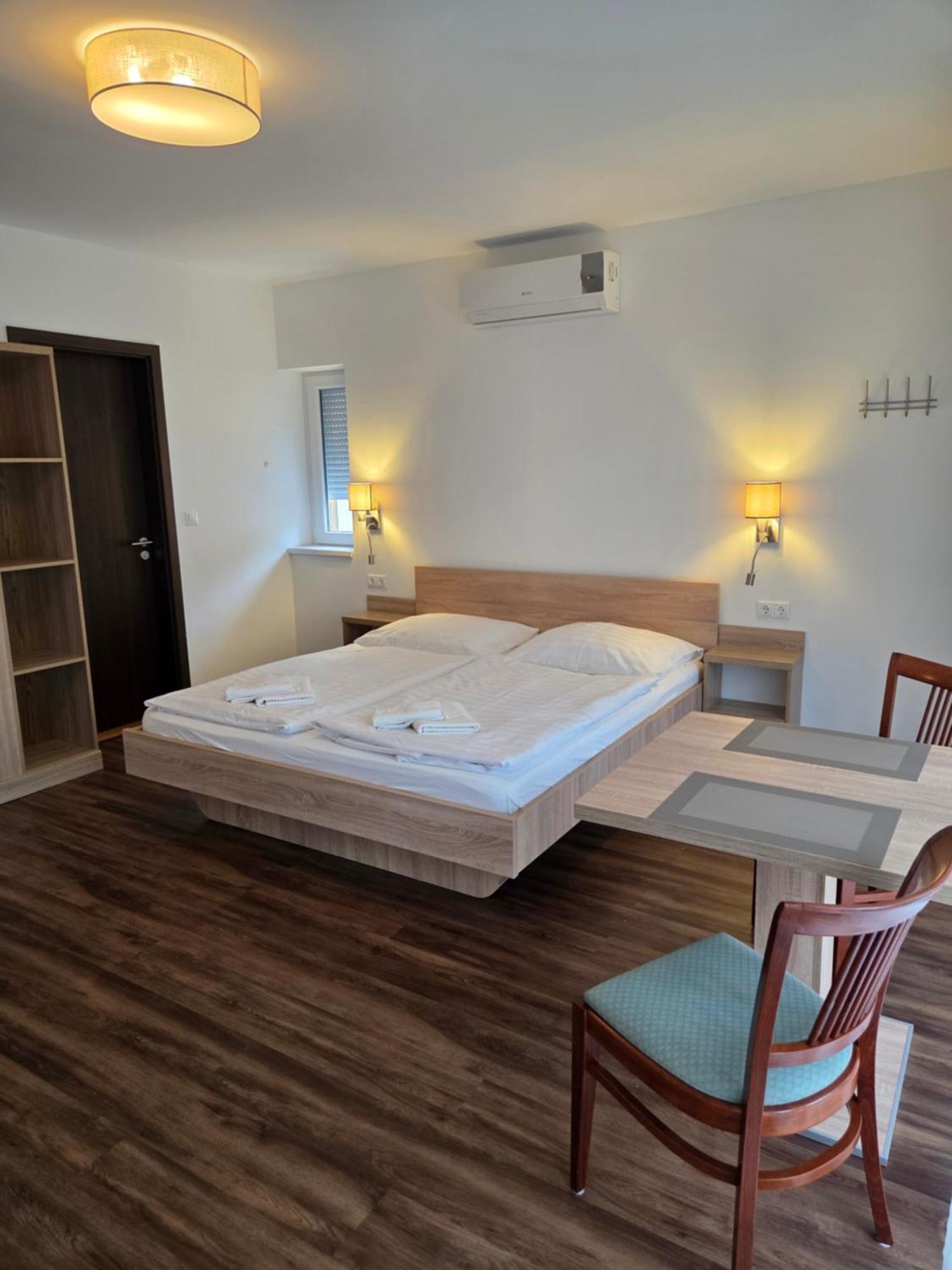 Ádám Apartmanház Siofok Ngoại thất bức ảnh