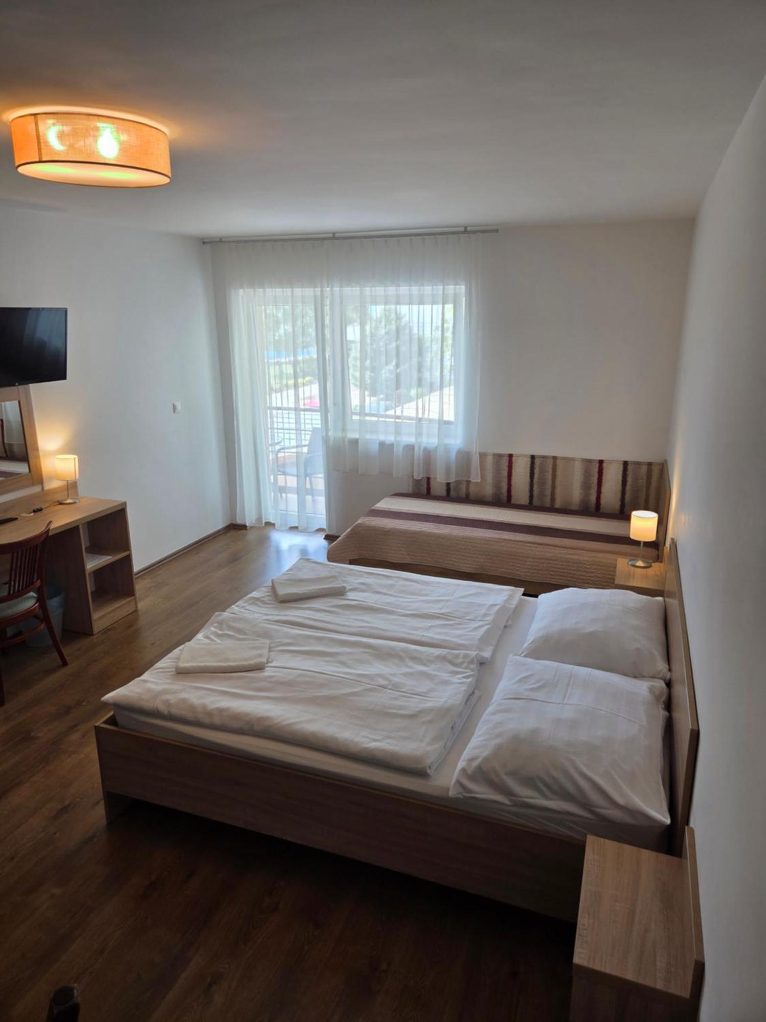 Ádám Apartmanház Siofok Ngoại thất bức ảnh
