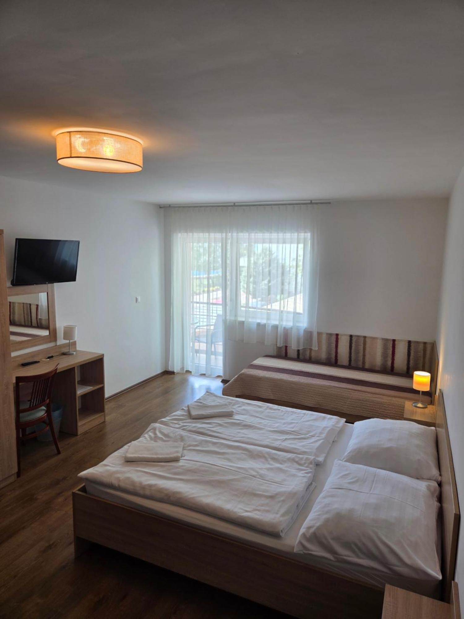 Ádám Apartmanház Siofok Ngoại thất bức ảnh